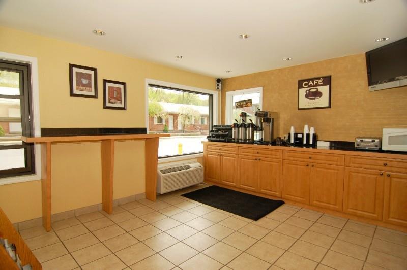 Ardsley Acres Hotel Court Interior photo